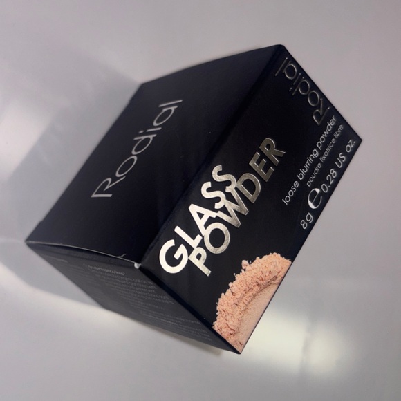 Rodial Glass Powder- Loose Blurring Powder - Picture 3 of 7